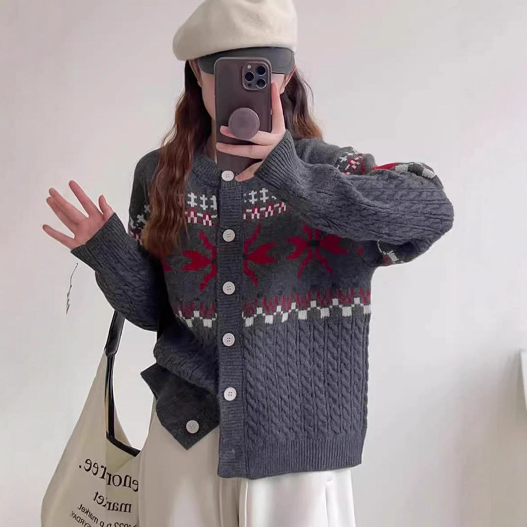 Damen Strickjacke mit traditionellen Mustern und großen Knöpfen ModeGeist