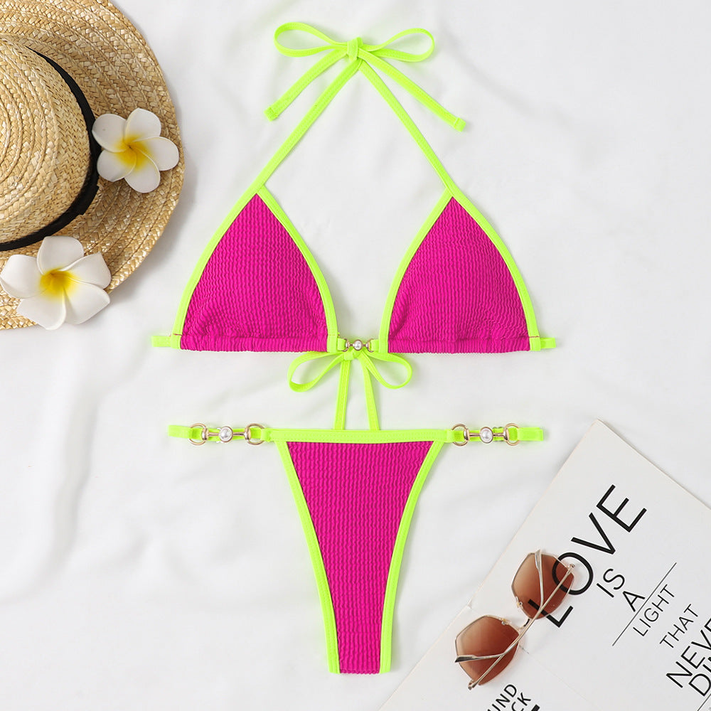 Moderner Damen-Bikini mit Dreieck-Oberteil, dekorativem Detail und hohem Schnitt