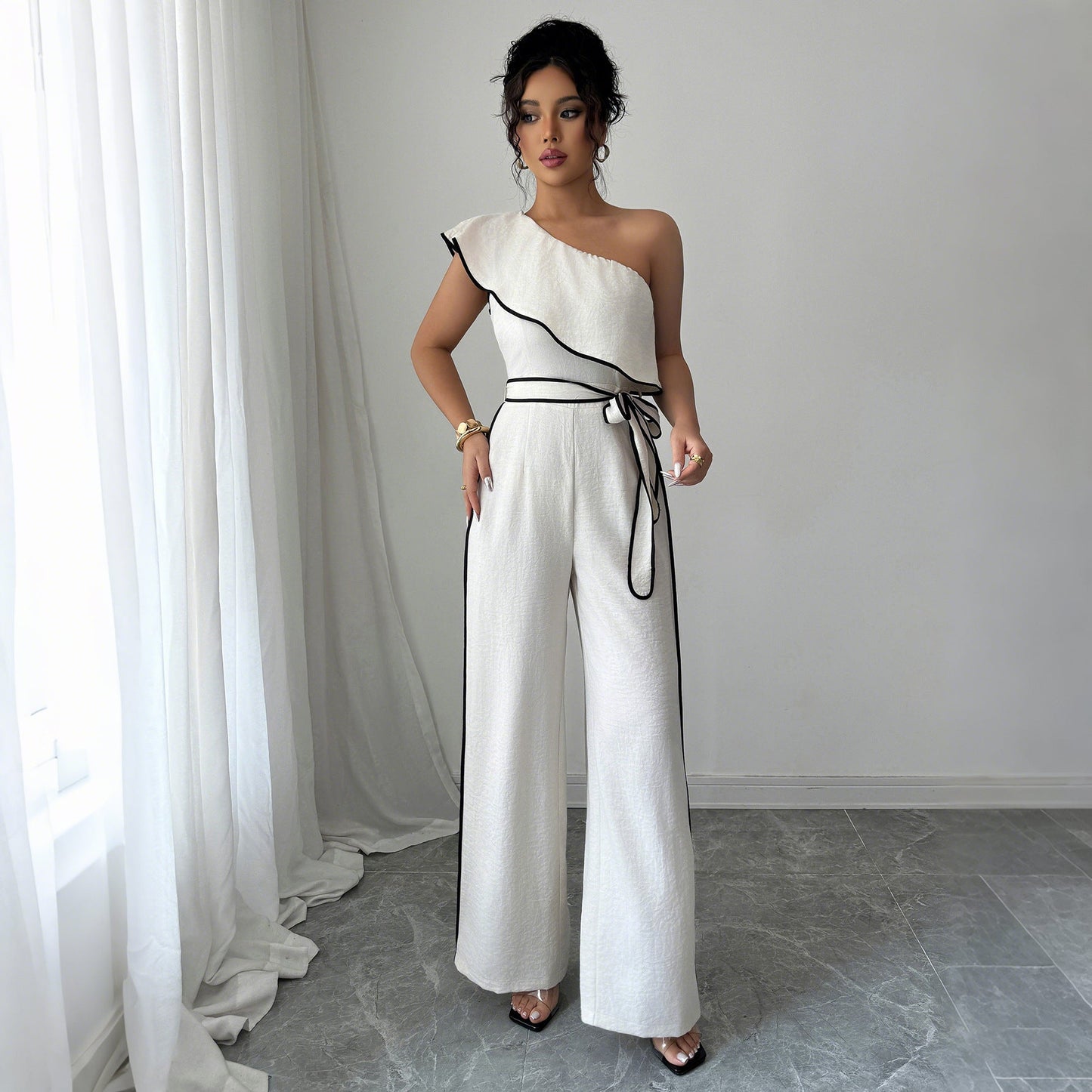Eleganter Damen Jumpsuit mit breiter Hose und One-Shoulder-Ausschnitt von MODEGEIST