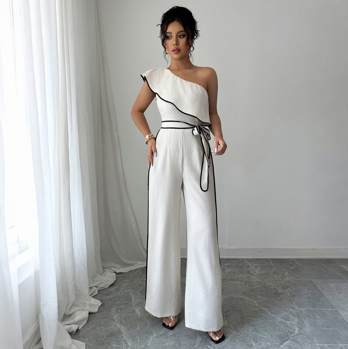 Eleganter Damen Jumpsuit mit breiter Hose und One-Shoulder-Ausschnitt von MODEGEIST