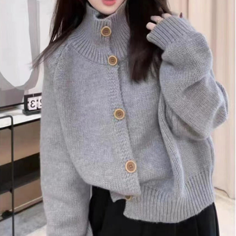 Damen gemütliche Strickjacke mit hohem Kragen und dekorativen Knöpfen ModeGeist