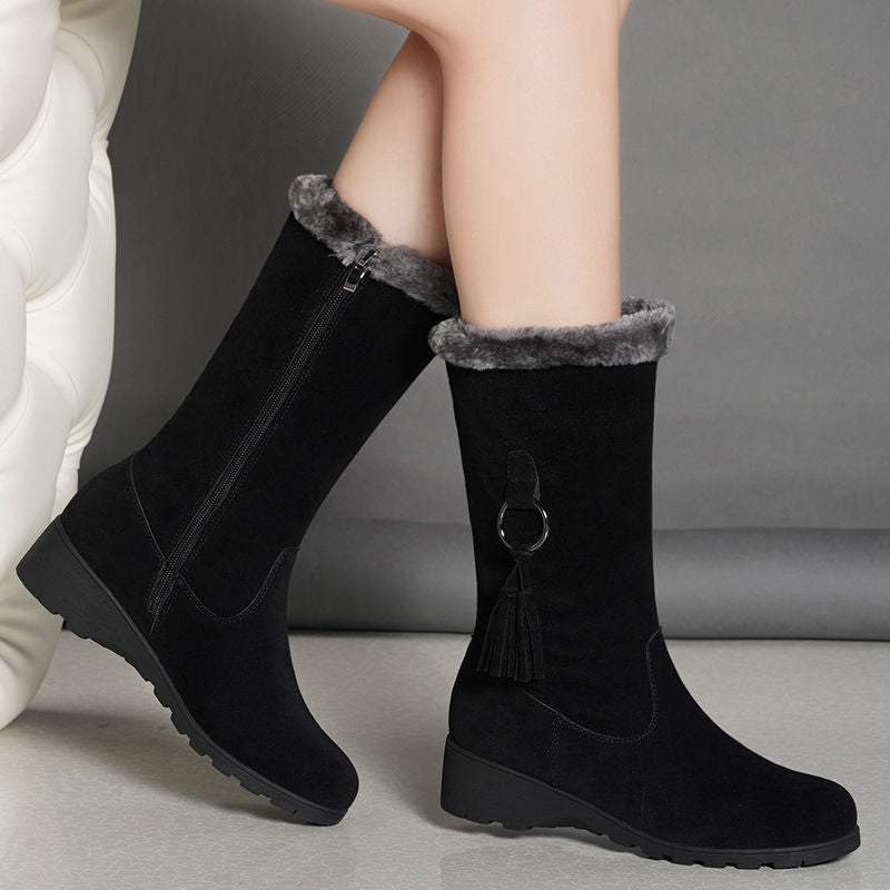 ModeGeist | Stiefel - Wildlederähnlich - Wadenhöhe - Niedriger Keilabsatz - Quasten-Detail