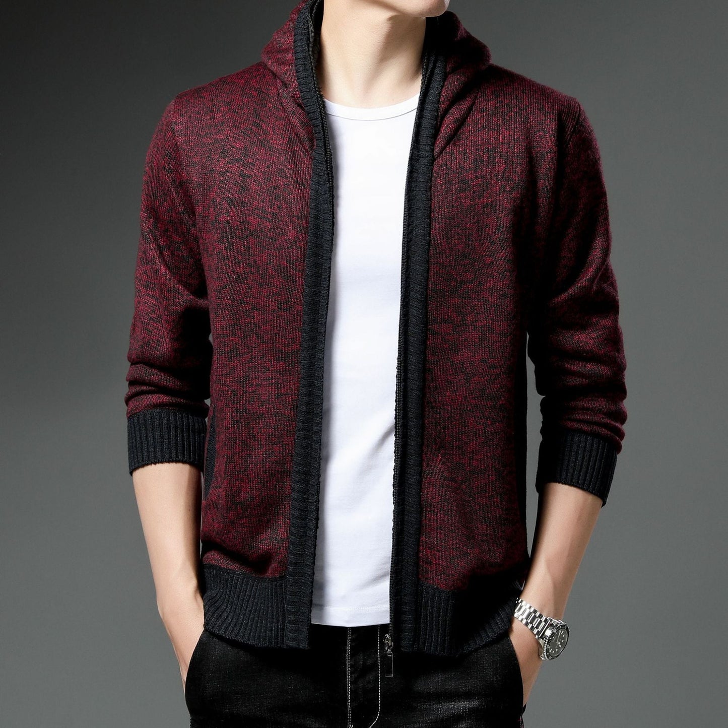 Herren Moderne Strickjacke mit Kapuze und schwarz-weißen Akzenten ModeGeist