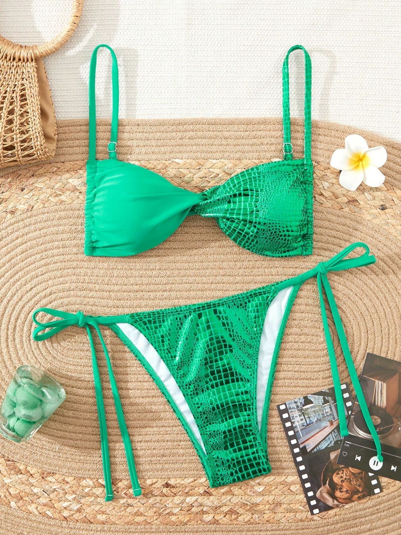 Bikini-Set für Damen mit stylischem Knotendesign und moderner Krokoprint-Optik von MODEGEIST