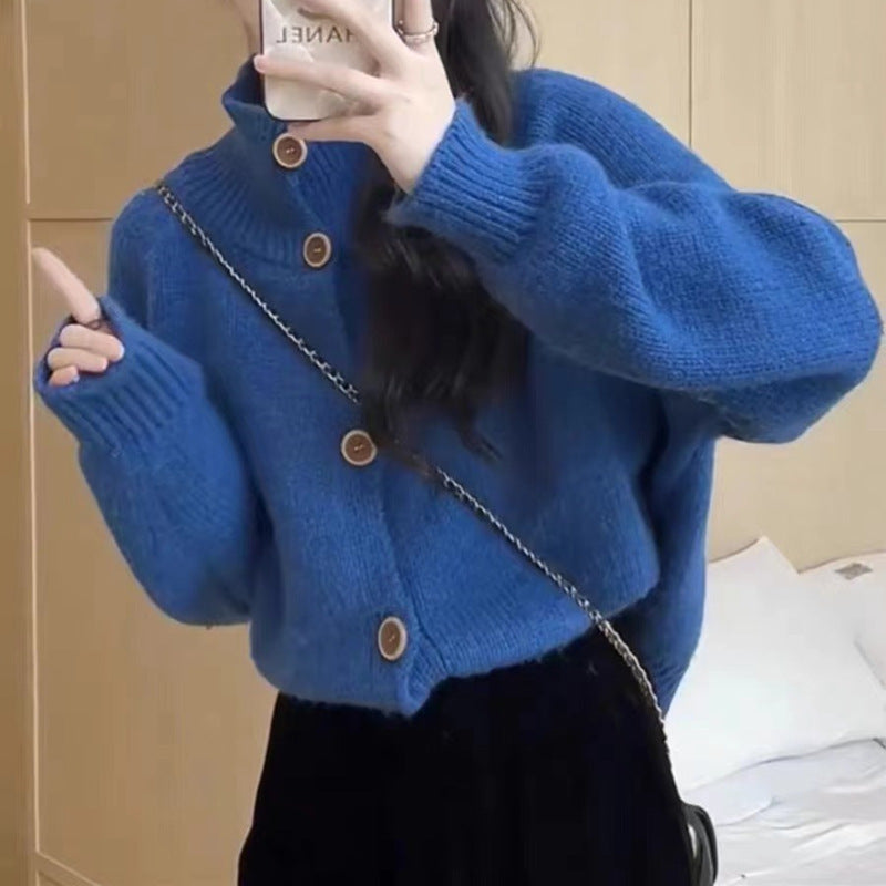 Damen gemütliche Strickjacke mit hohem Kragen und dekorativen Knöpfen ModeGeist