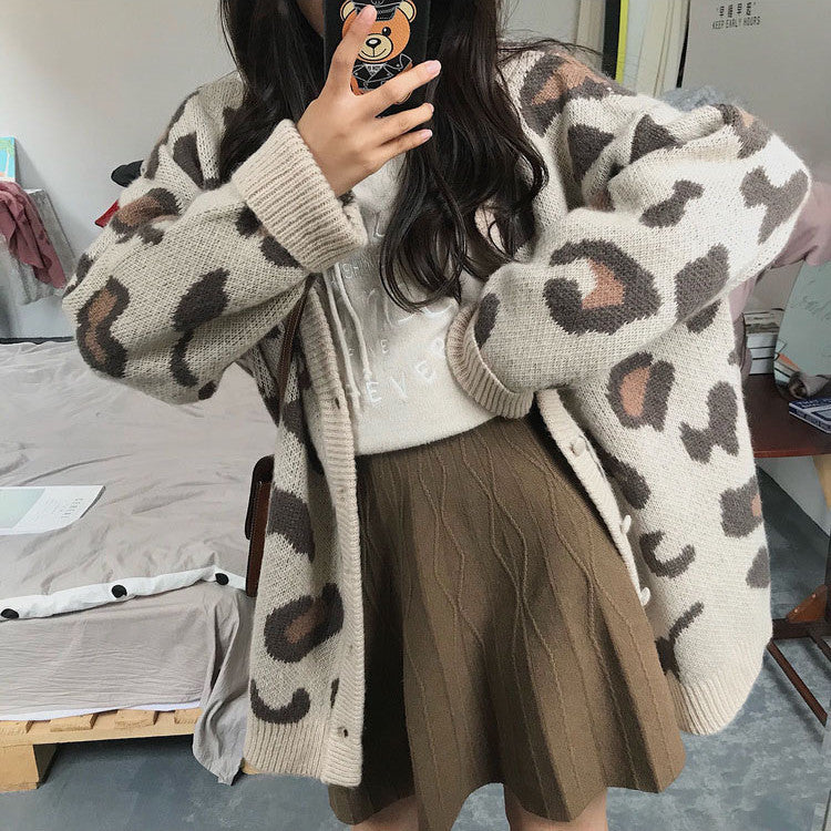 Damen Strickcardigan mit auffälligem Leopardenmuster und großzügigem Schnitt ModeGeist
