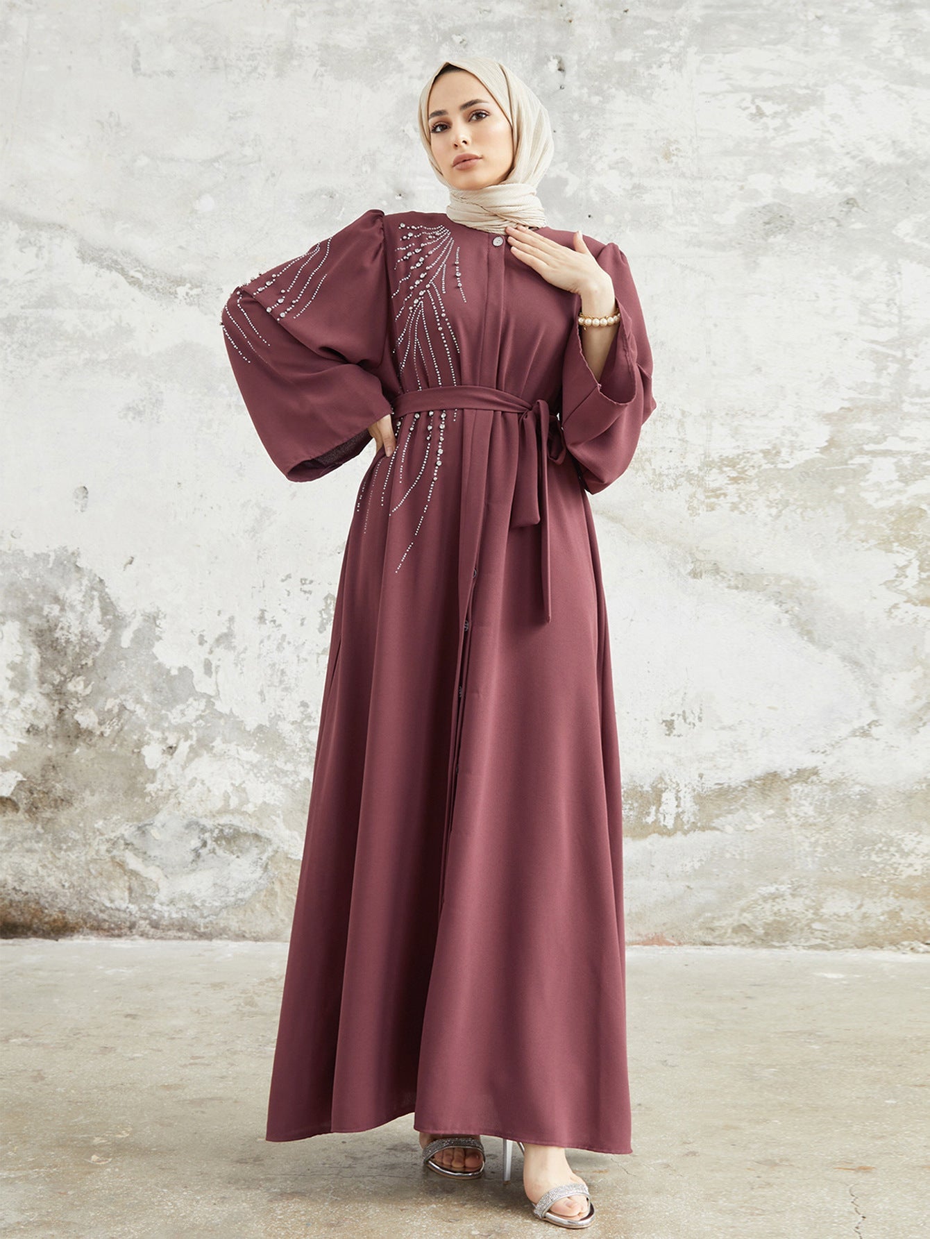 Damen Maxi-Kleid mit funkelnden Applikationen und elegantem Gürtel ModeGeist