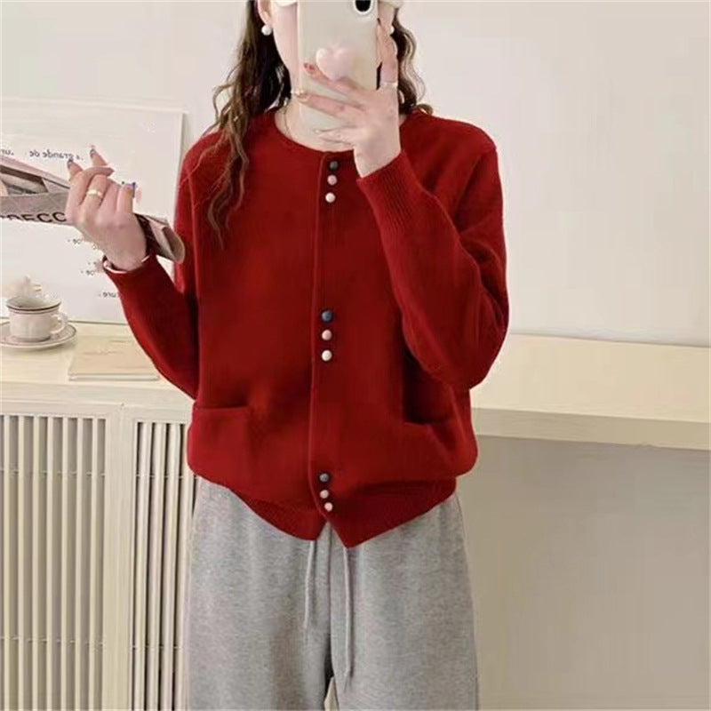 Damen gemütliche Strickjacke mit bunten Knöpfen und praktischen Taschen ModeGeist