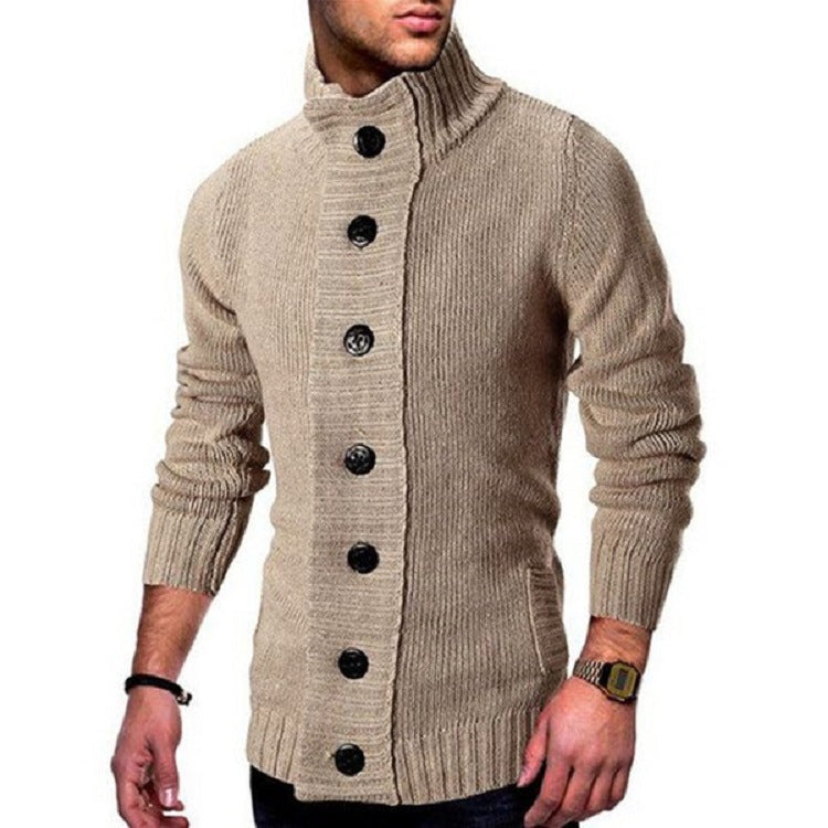 Herren Strickjacke mit hohem Kragen und markanten Knopfdetails ModeGeist