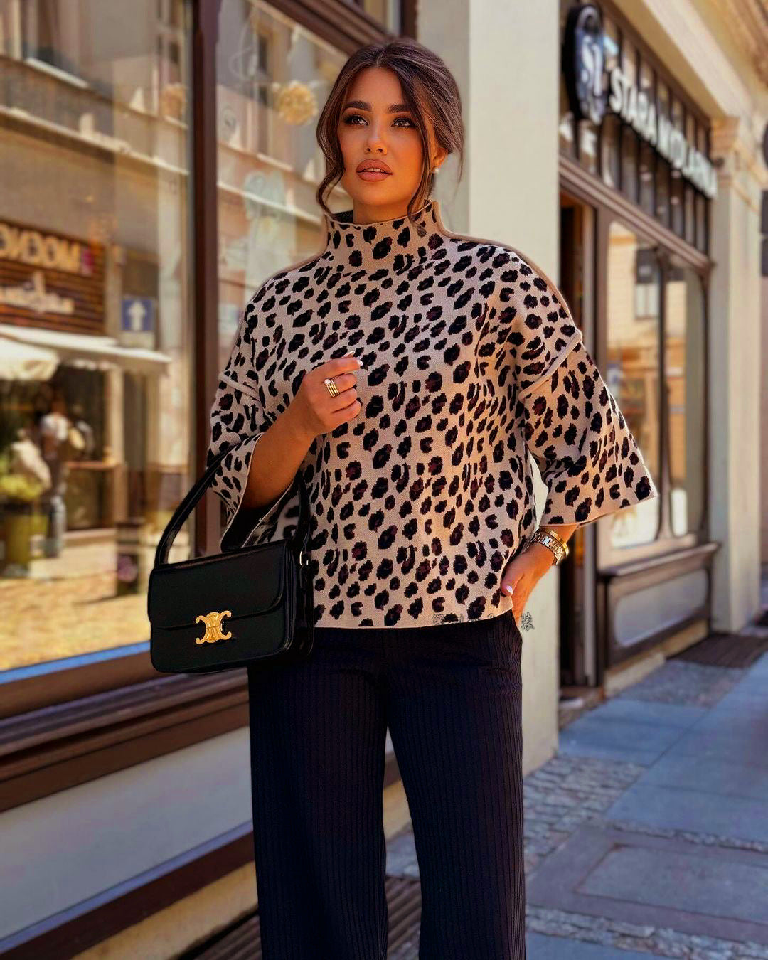 ModeGeist | Damenpullover mit Leopardenmuster und Hohem Kragen