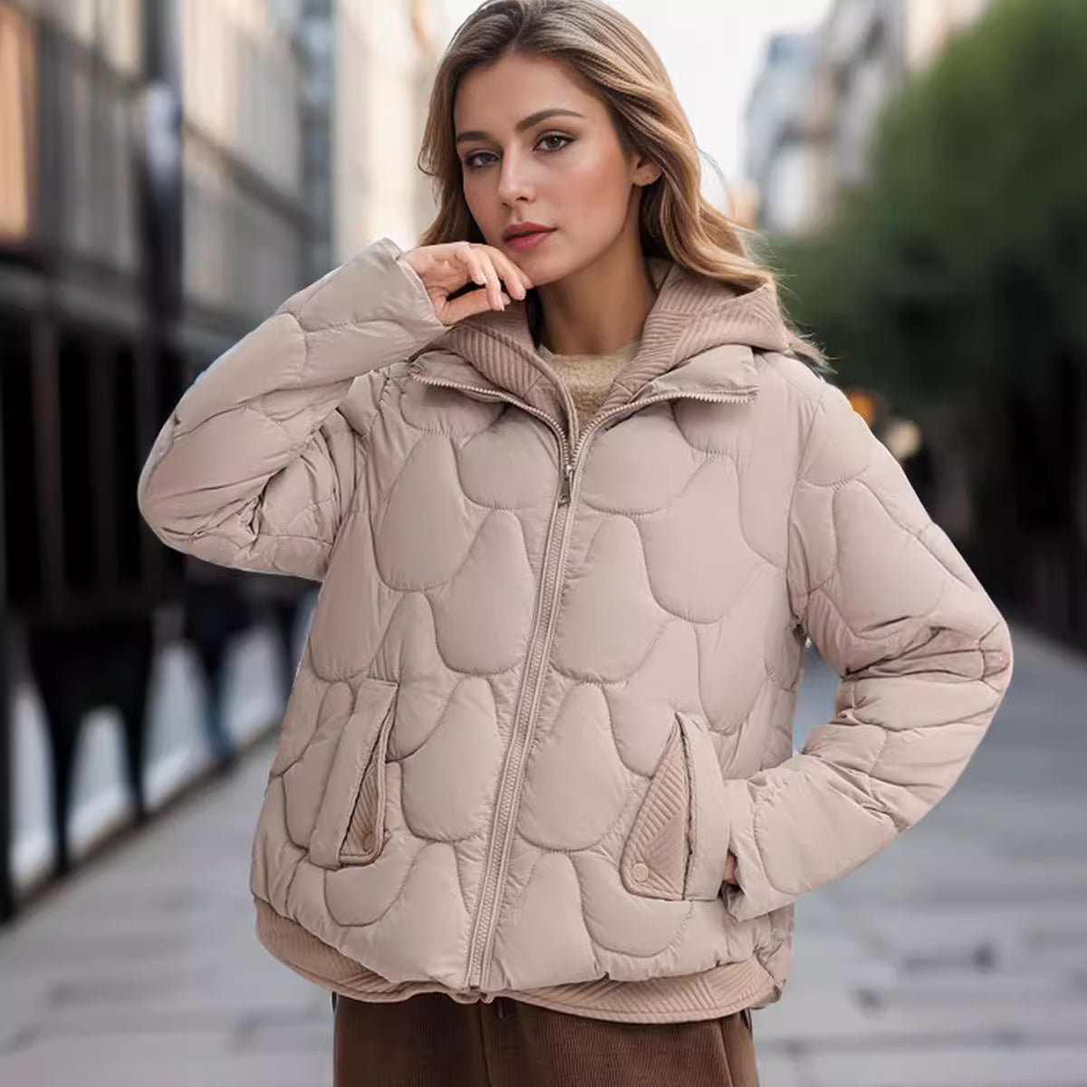 Damen modische gepolsterte Jacke mit abnehmbarer Kapuze und praktischen Taschen ModeGeist