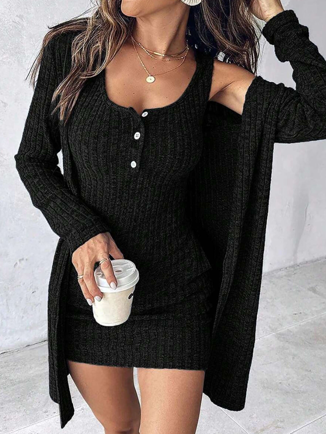 Damen Strickkleid mit Knopfdetails und passendem Cardigan ModeGeist
