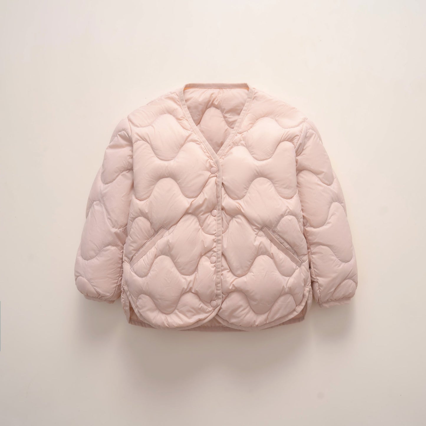 Damen gesteppte Daunenjacke mit modernen Wellenmustern und praktischen Taschen ModeGeist