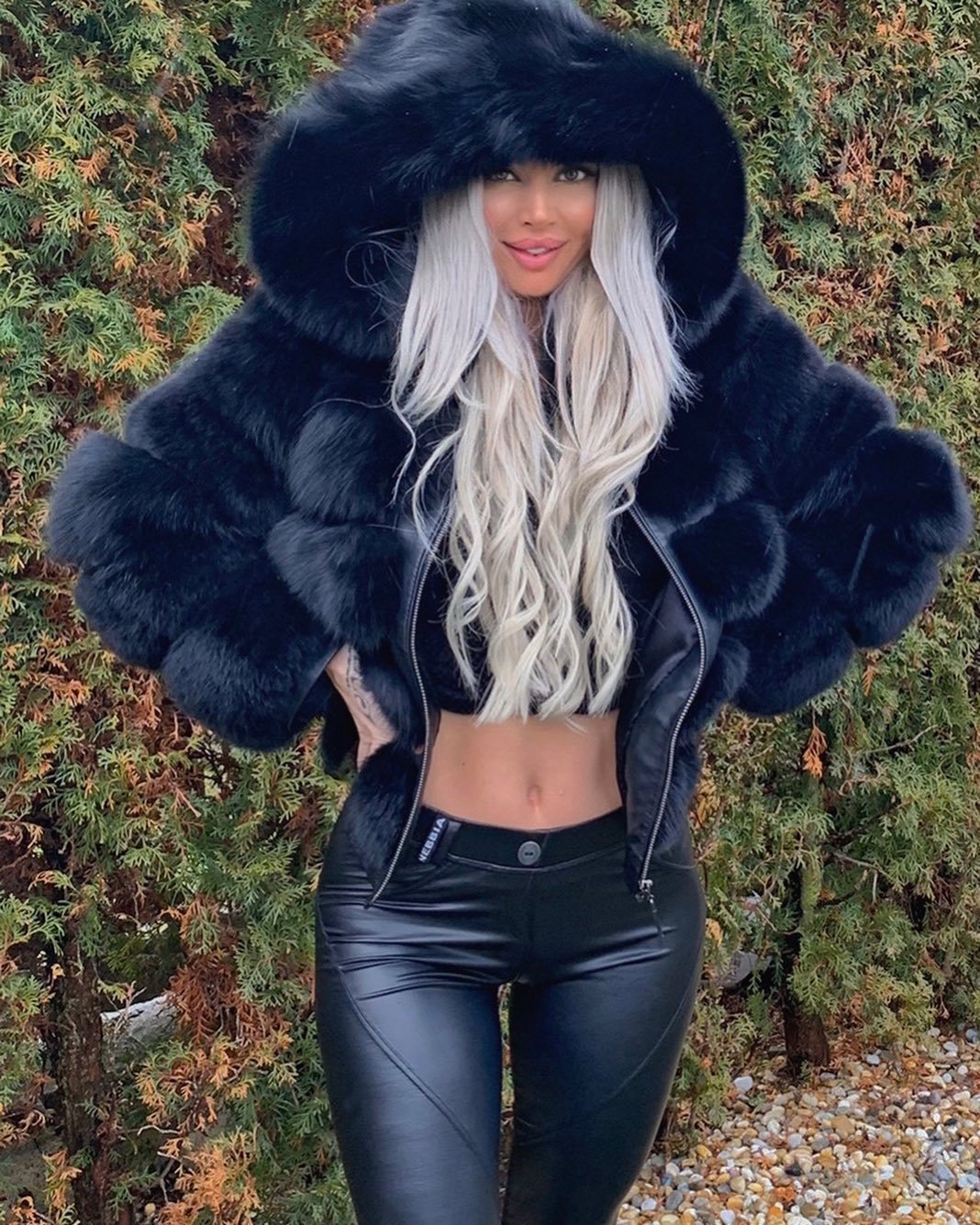 Damen Sportliche Kunstpelzjacke mit Kapuze ModeGeist