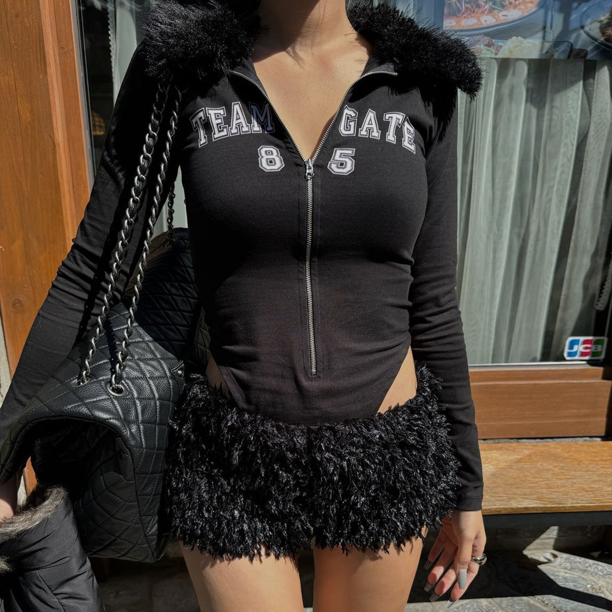 Figurbetonender Damen-Bodysuit mit abnehmbarem Plüschbesatz und Reißverschluss von MODEGEIST