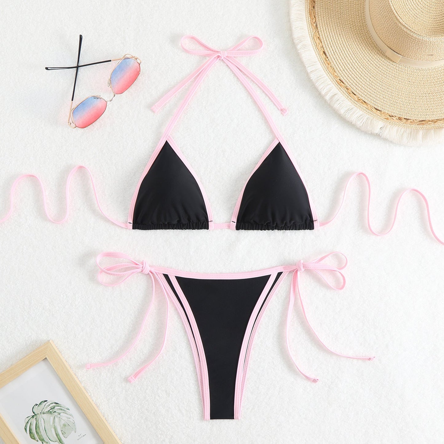 Bikini-Set mit Dreieck-Oberteilen, verstellbaren Trägern und farblich abgesetztem Design von MODEGEIST