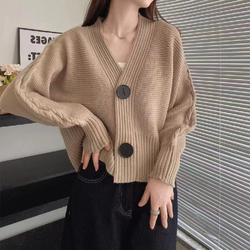 Damen modische Strickjacke mit großen Knöpfen und seitlich offenen Ärmeln ModeGeist