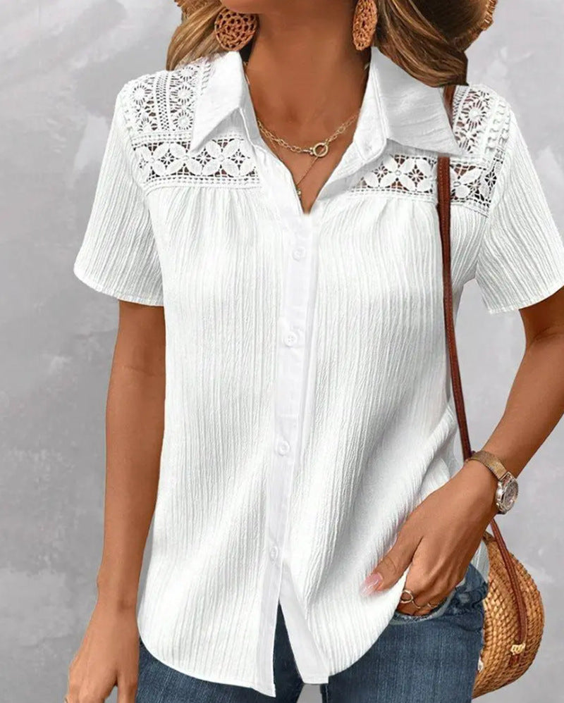 Elegante Kurzarm Bluse für Damen mit zarten Spitzendetails und strukturierter Oberfläche von MODEGEIST