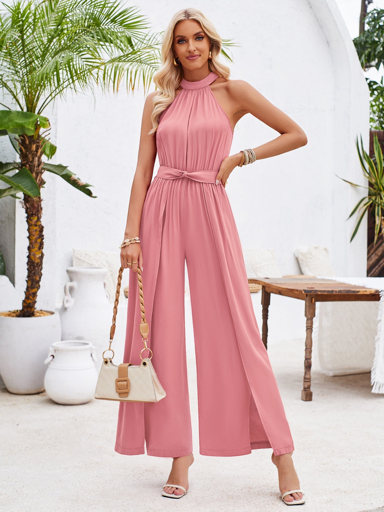 Eleganter Damen-Jumpsuit mit hohem Kragen und Beinschlitz von MODEGEIST