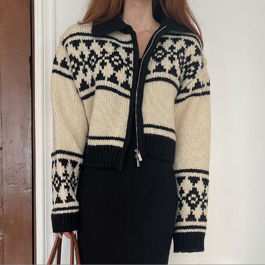 Damen Strickjacke mit floralem Muster und hohen Kragen ModeGeist