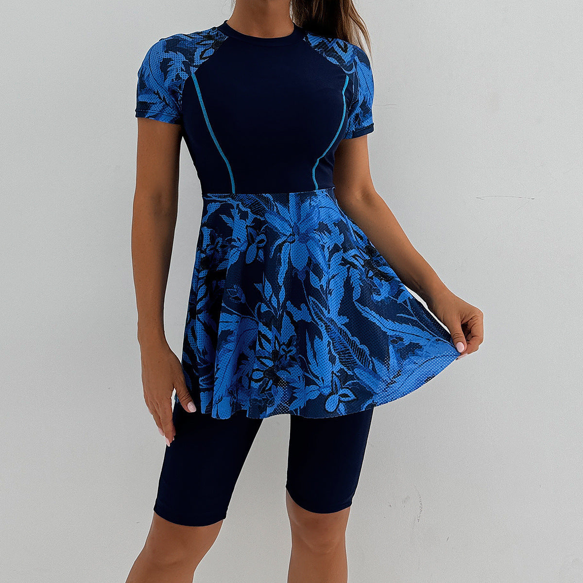 Figurbetontes Damen Sportkleid mit integriertem Rock von MODEGEIST