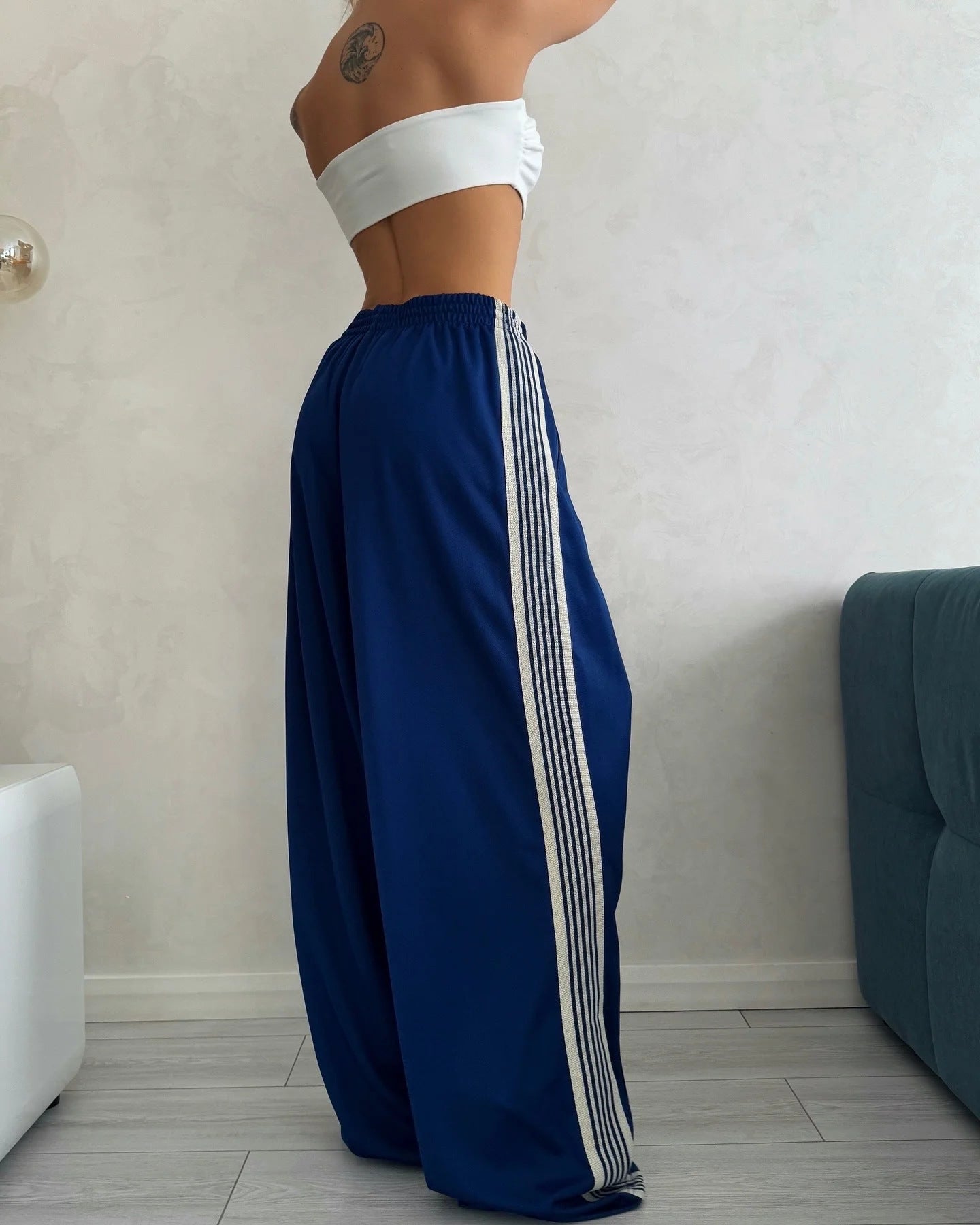 Damen weite Sporthose mit diagonalen Streifen ModeGeist