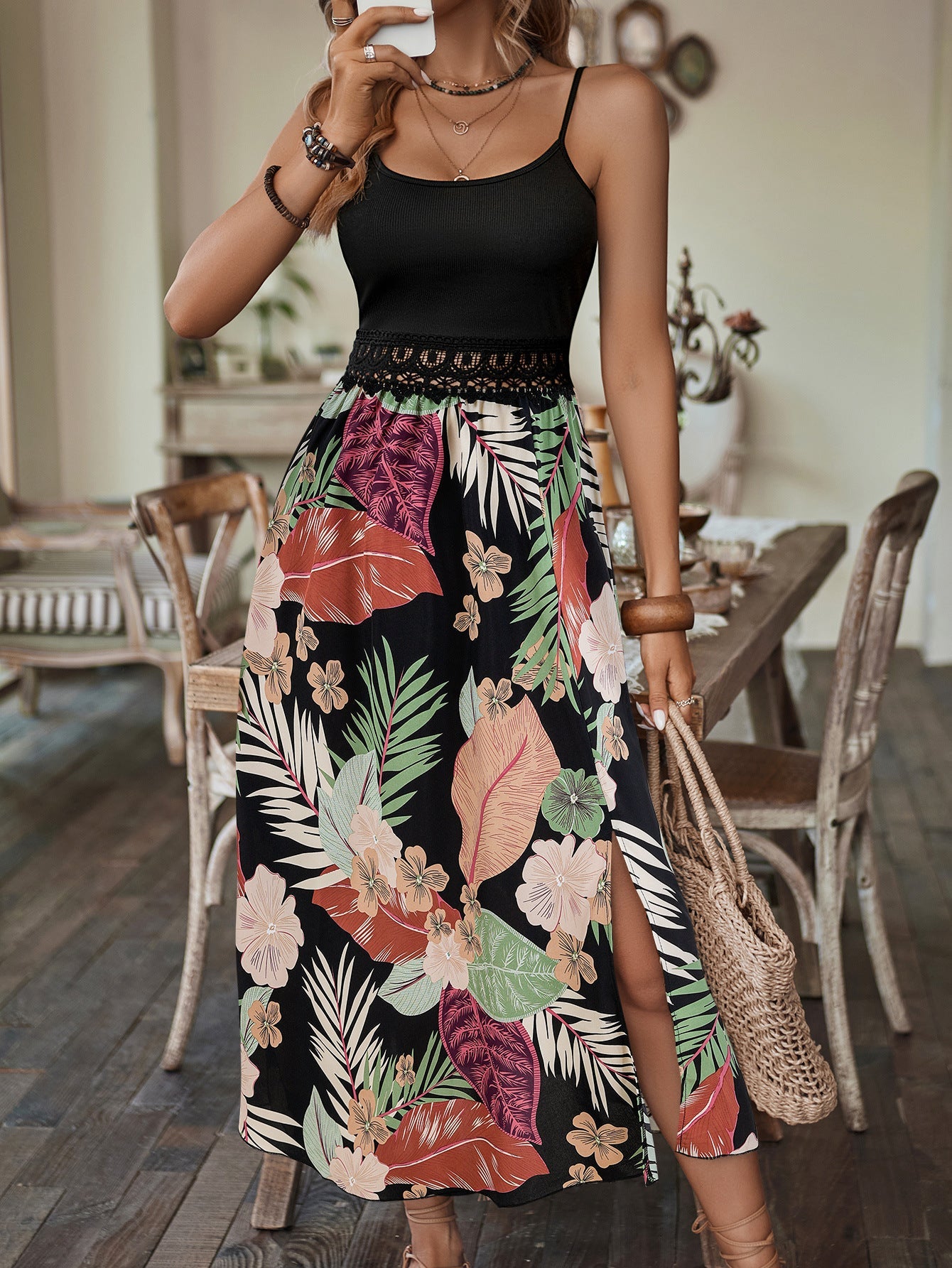 Modebewusstes Maxikleid für Damen mit edlen Blumenprints und seitlichem Schlitz