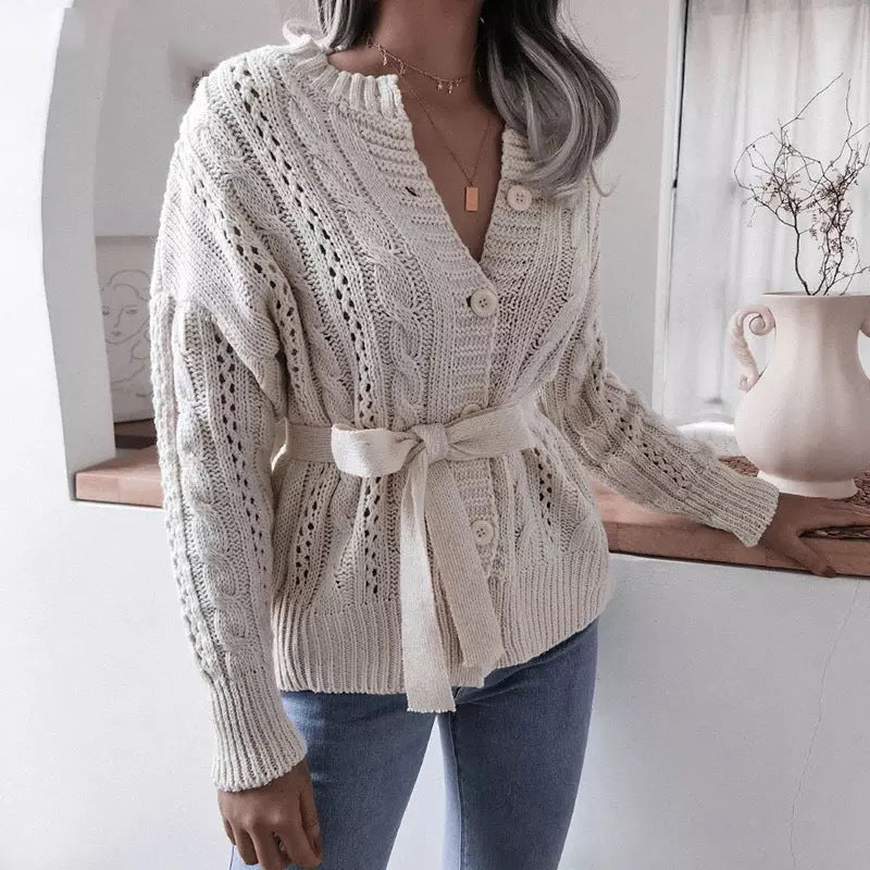 Damen Strickjacke mit Taillengürtel und auffälligem Muster ModeGeist