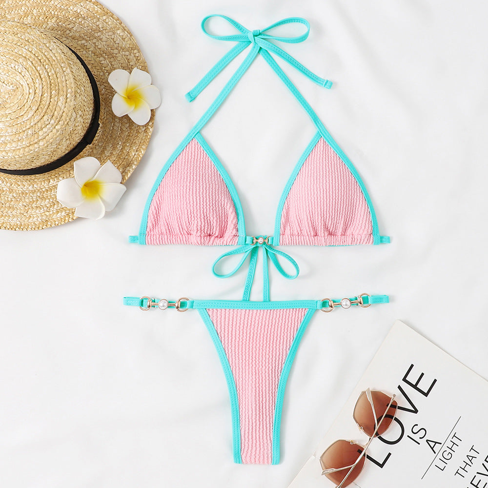 Moderner Damen-Bikini mit Dreieck-Oberteil, dekorativem Detail und hohem Schnitt