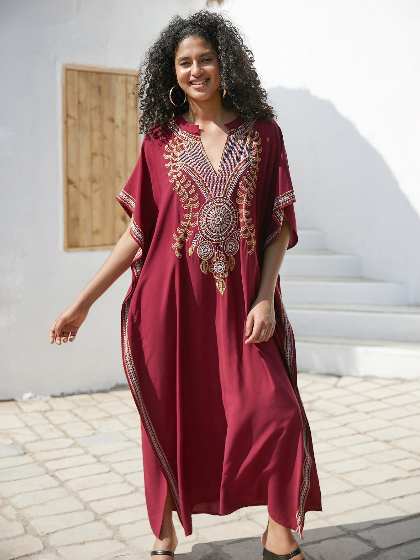 Elegante Kaftan-Robe für Damen mit aufwendiger Stickerei und weiten Ärmeln von MODEGEIST
 - MODEGEIST