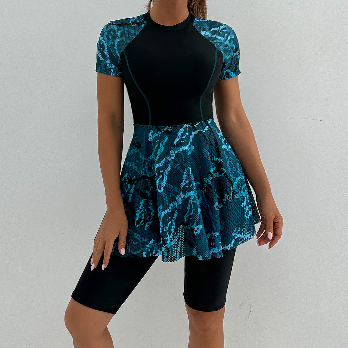 Figurbetontes Damen Sportkleid mit integriertem Rock von MODEGEIST