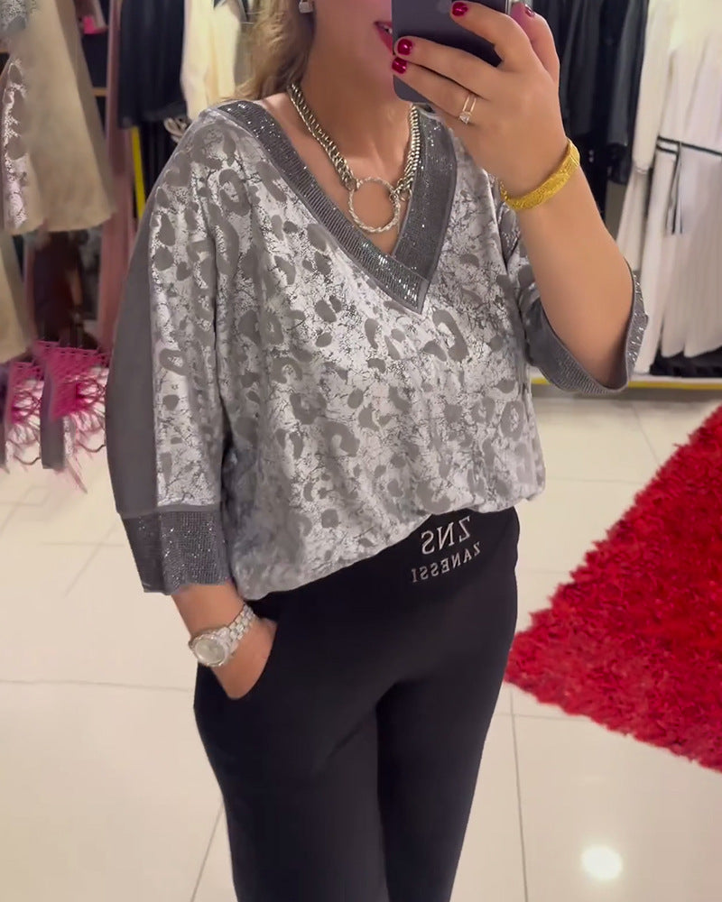 Stilvolle Damenbluse mit glänzenden Details und V-Ausschnitt von MODEGEIST