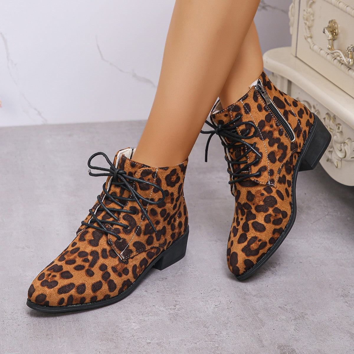 Modische Damen-Stiefeletten mit seitlichem Zipper und Textil-Obermaterial von MODEGEIST