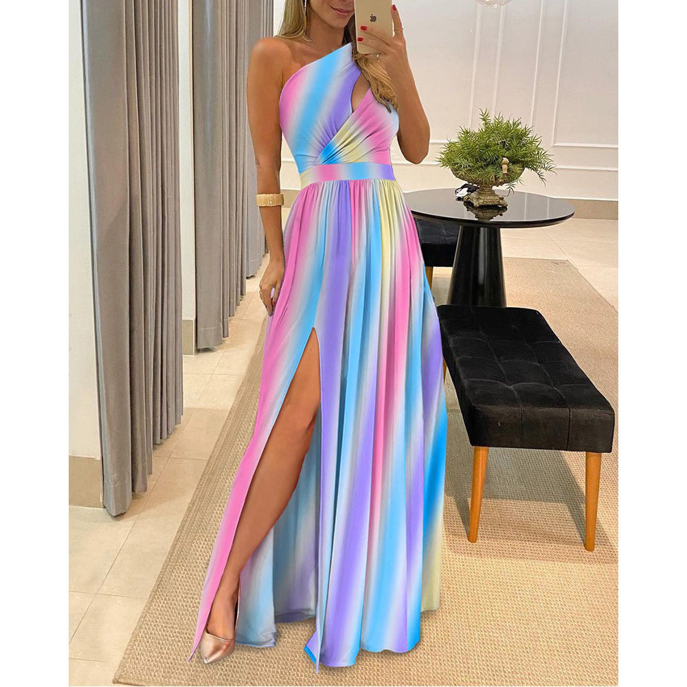 Elegantes Maxikleid für Damen mit asymmetrischem Ausschnitt und raffiniertem Schlitz von MODEGEIST
