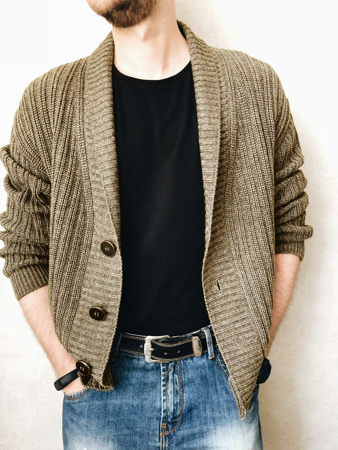 Herren Strickjacke mit tiefem Kragen ModeGeist