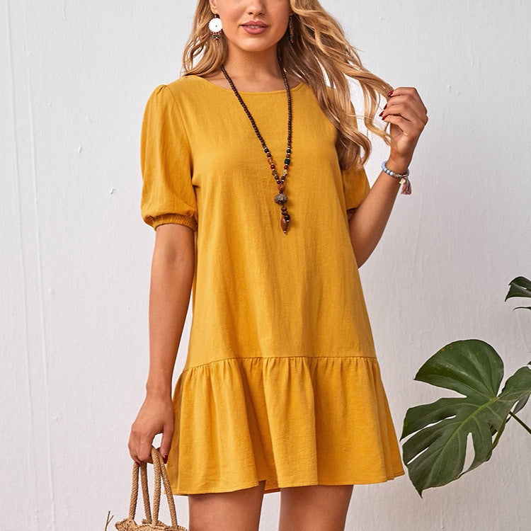 Modebewusstes Damen-Sommerkleid mit Volant und kurzen Ärmeln