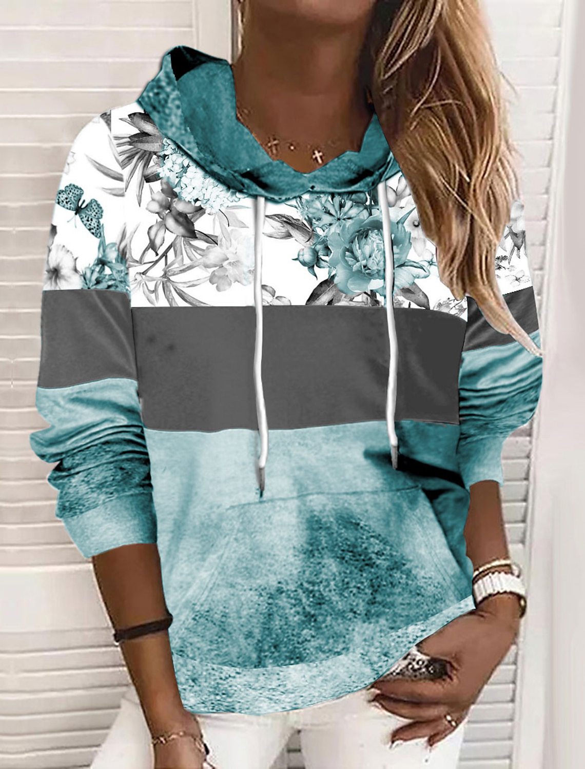 Modernes Damen Kapuzenpullover mit floralem Print und Farbblock-Design von MODEGEIST