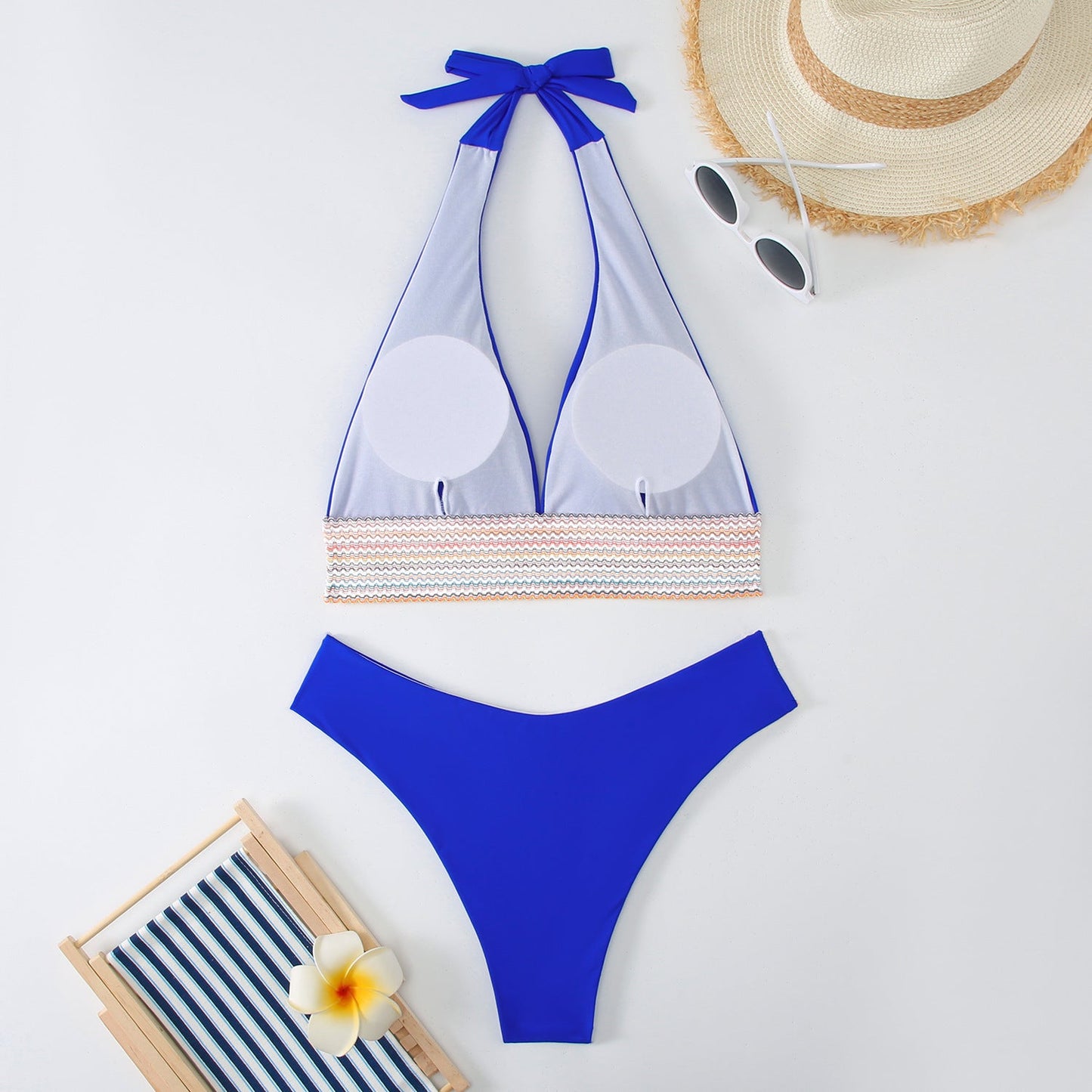 Bikini-Set mit Dreieck-Oberteilen, Bindebändern und modischen Kontrasten von MODEGEIST