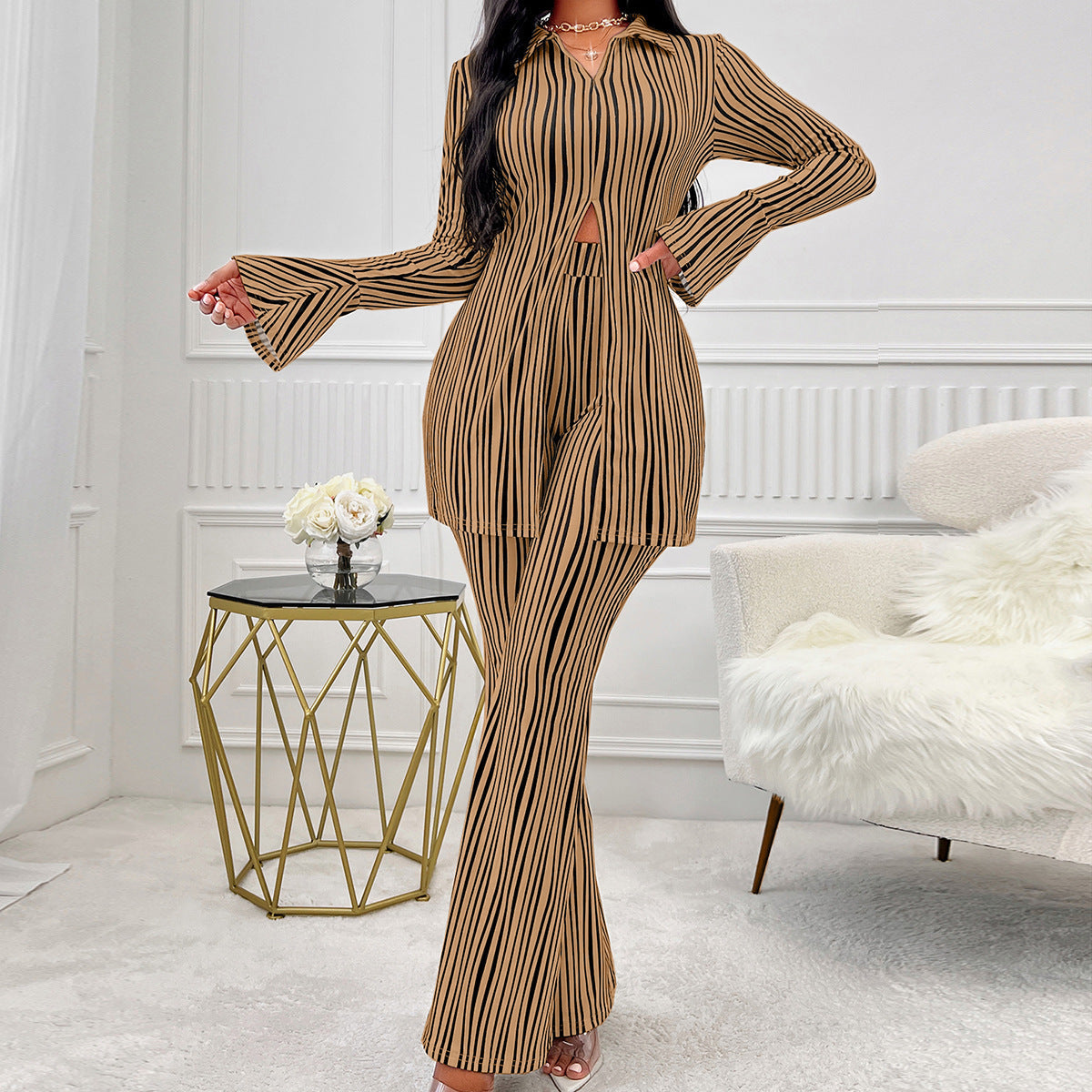 Modischer Damen-Jumpsuit mit markanten Streifen und schlitziger Oberpartie
