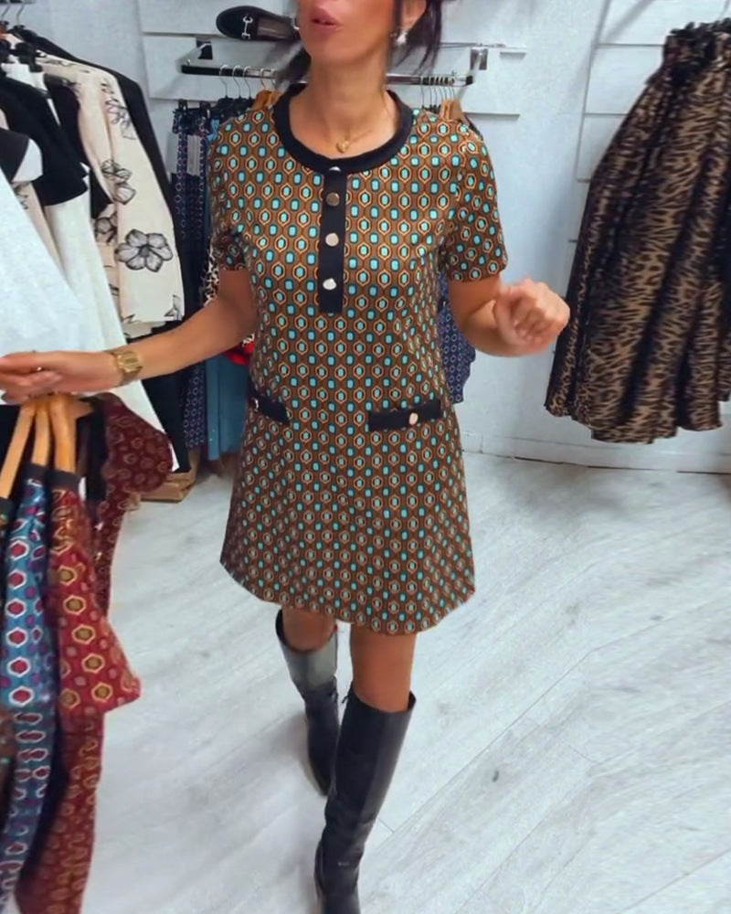 Modernes Damenkleid mit kurzem Arm, geometrischem Muster und stylischen Knöpfen