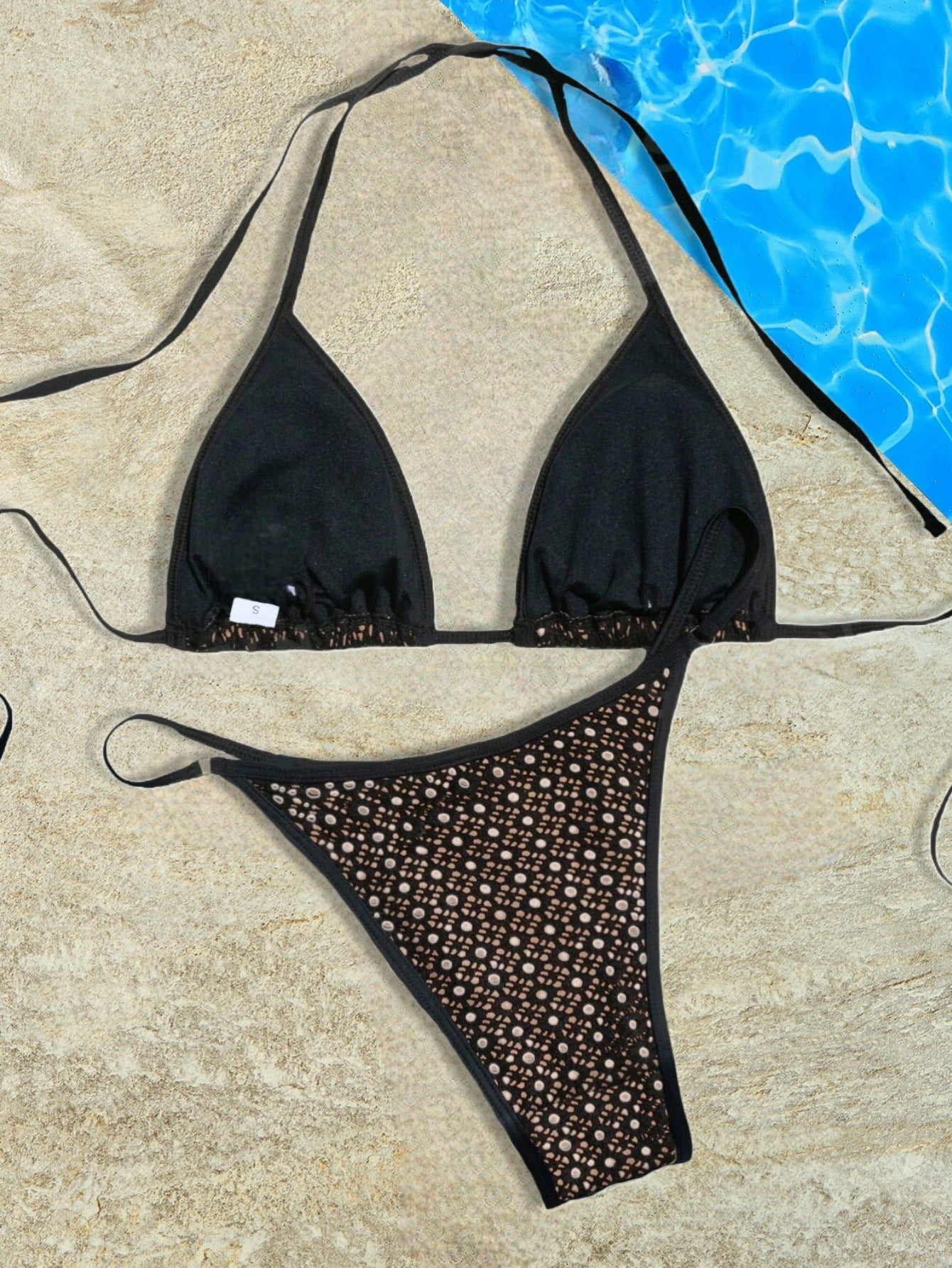 Modischer Damen-Bikini mit Dreiecks-Oberteil und floralen Details
