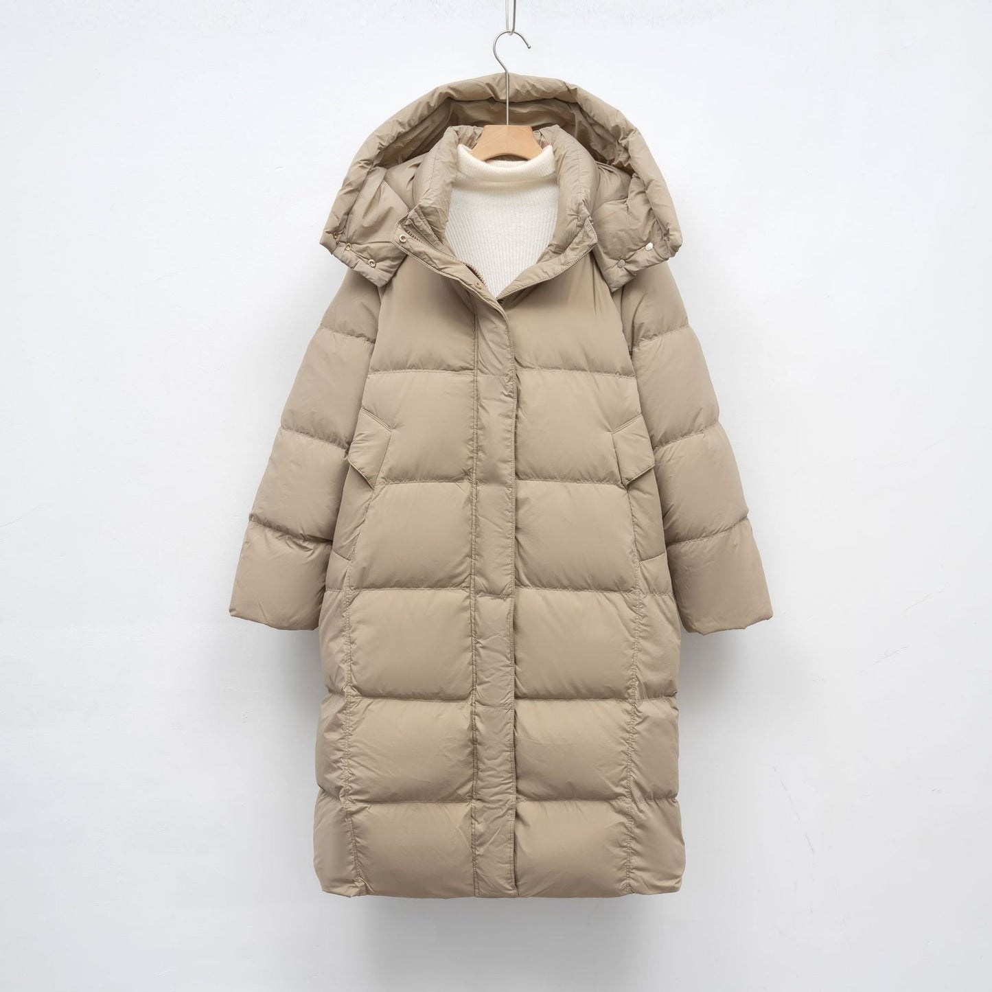 Damen Lange Daunenjacke mit verstellbarer Kapuze und luxuriösem Innenfutter ModeGeist
