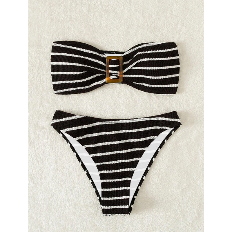 Modischer Damen-Bikini mit Streifen und dekorativer Schnalle