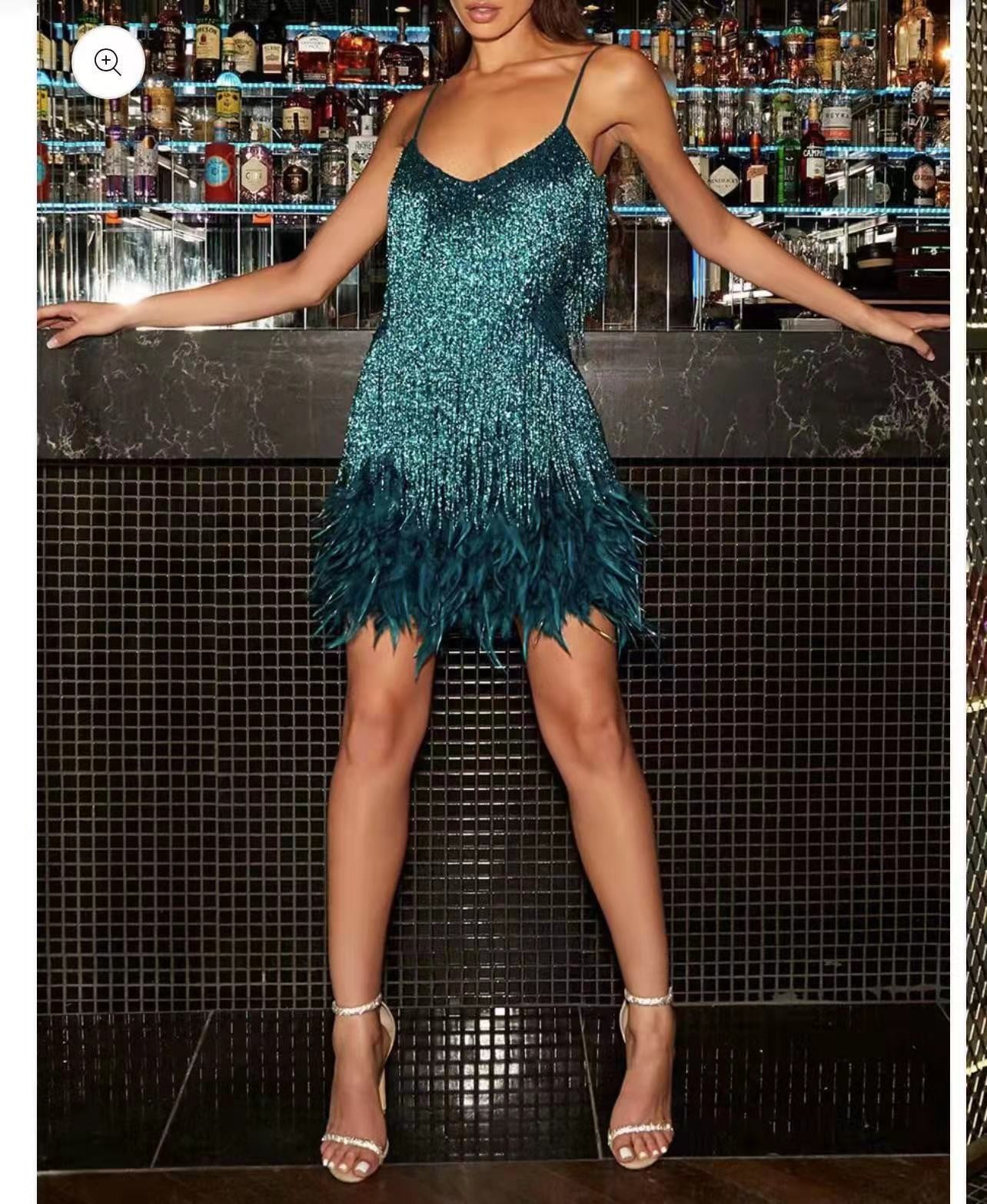 Damen Glitzerndes Abendkleid mit Federn und schimmernden Akzenten ModeGeist