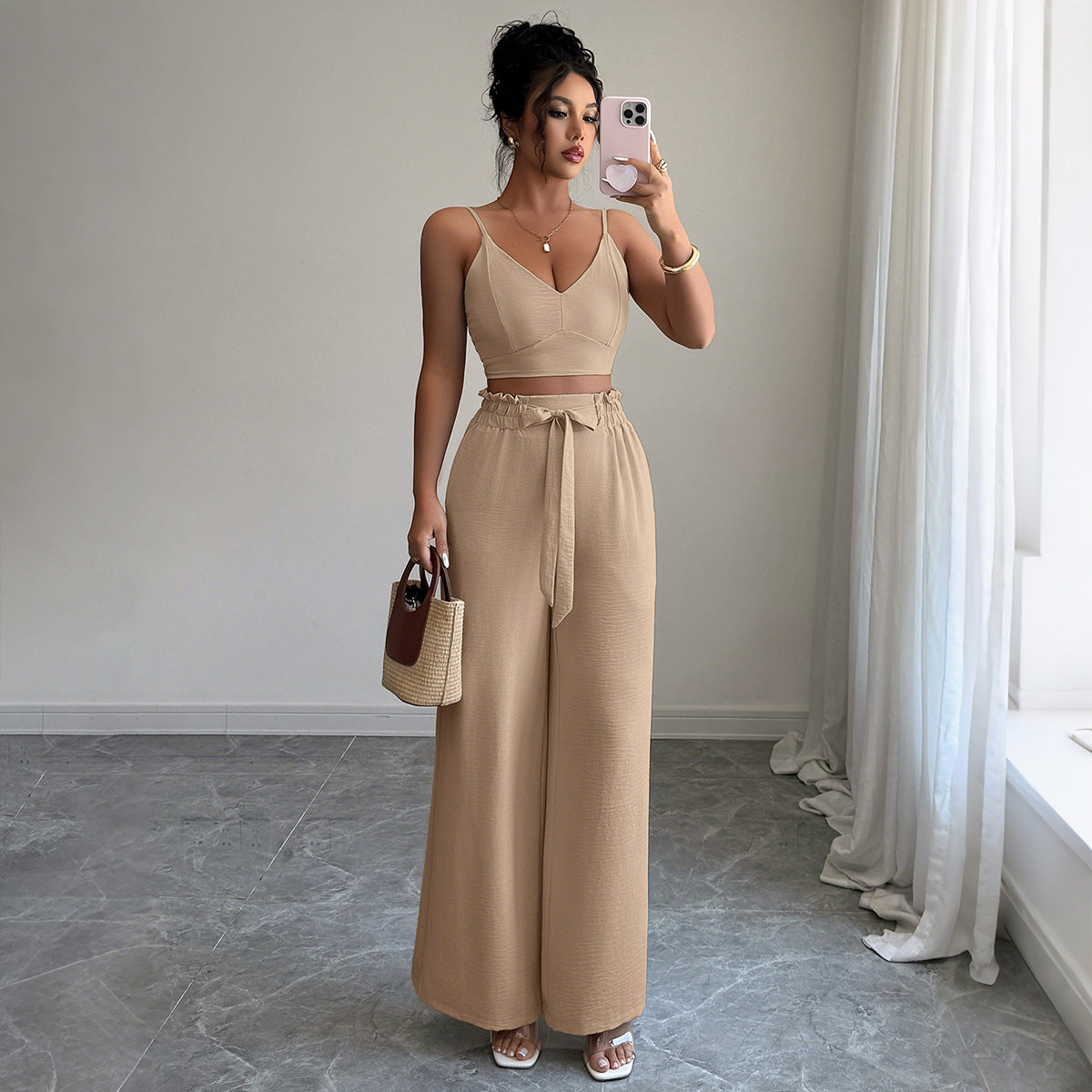 Stilvolles Damen-Outfit: Oberteil und weite Hose von MODEGEIST
