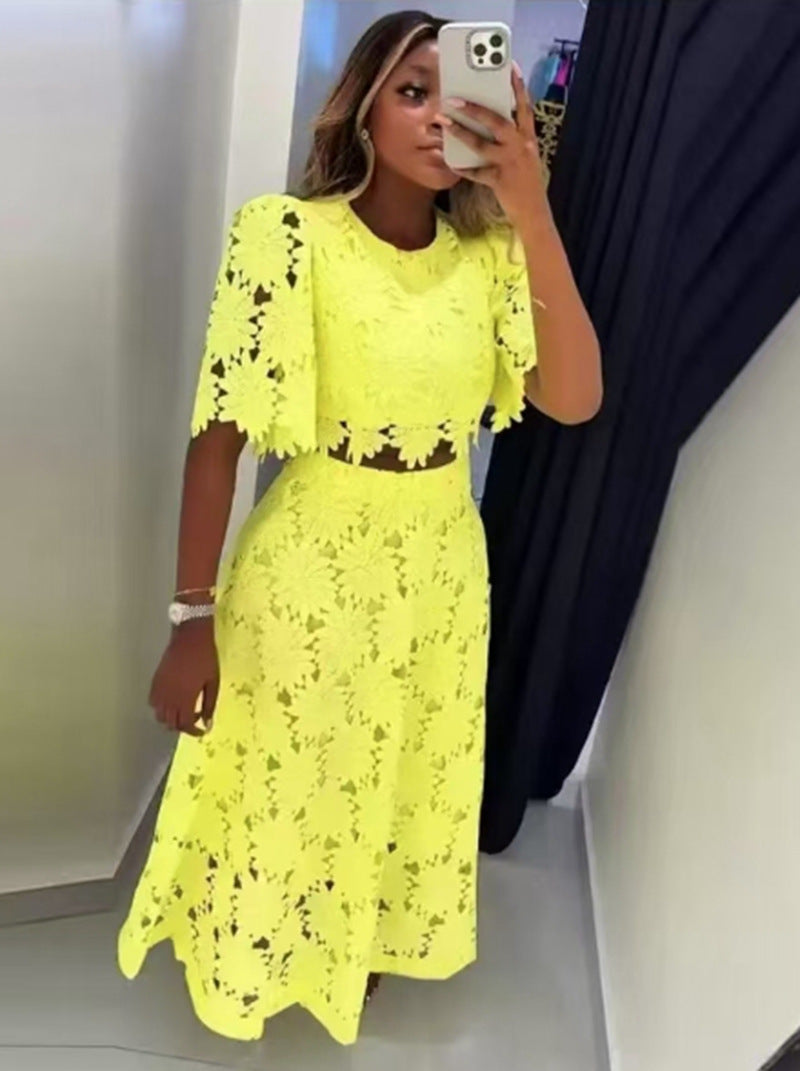 Elegantes Maxikleid für Damen mit kunstvollen Blumenstickereien und offenen Ärmeln von MODEGEIST