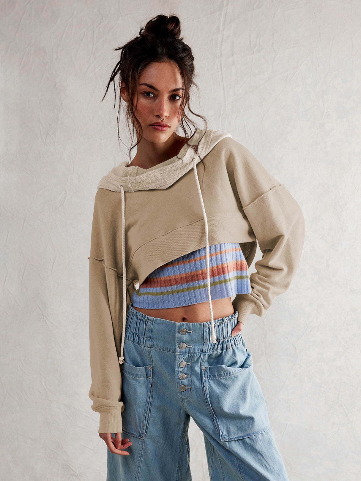 Damen cropped Sweatshirt mit lässigem Schnitt und Kängurutasche ModeGeist