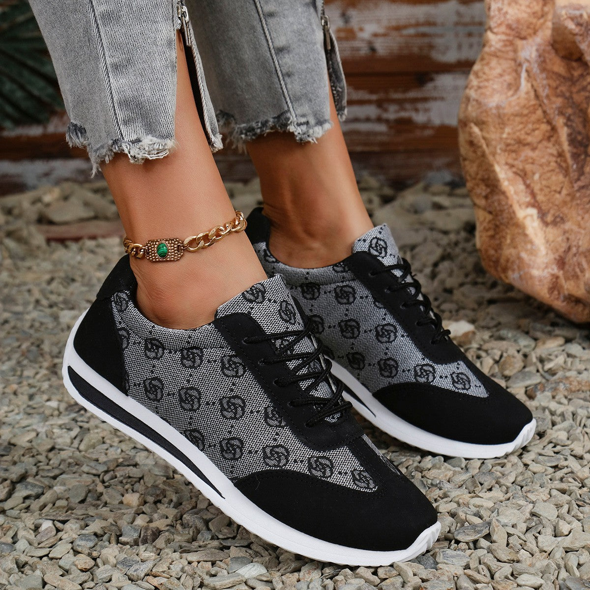 Sportliche Damensneaker mit atmungsaktivem Obermaterial und bequemer Sohle von MODEGEIST