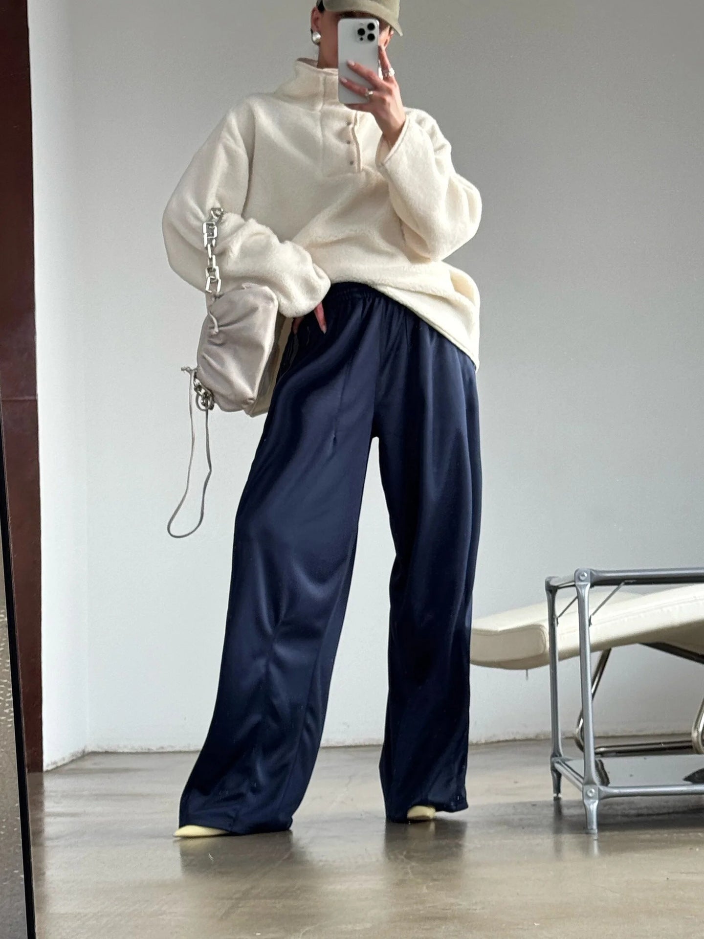 Damen weite Sporthose mit diagonalen Streifen ModeGeist