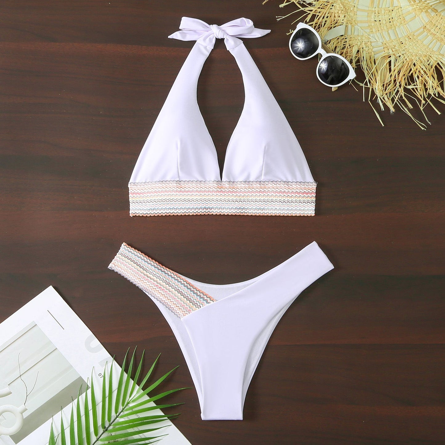 Moderner Dreieck-Bikini für Damen mit Spitze und hohem Beinausschnitt
